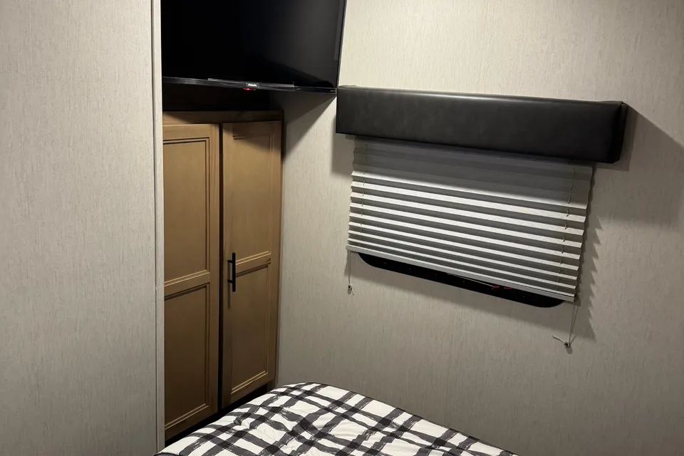 GMs Arctic wolf Fifth Wheel