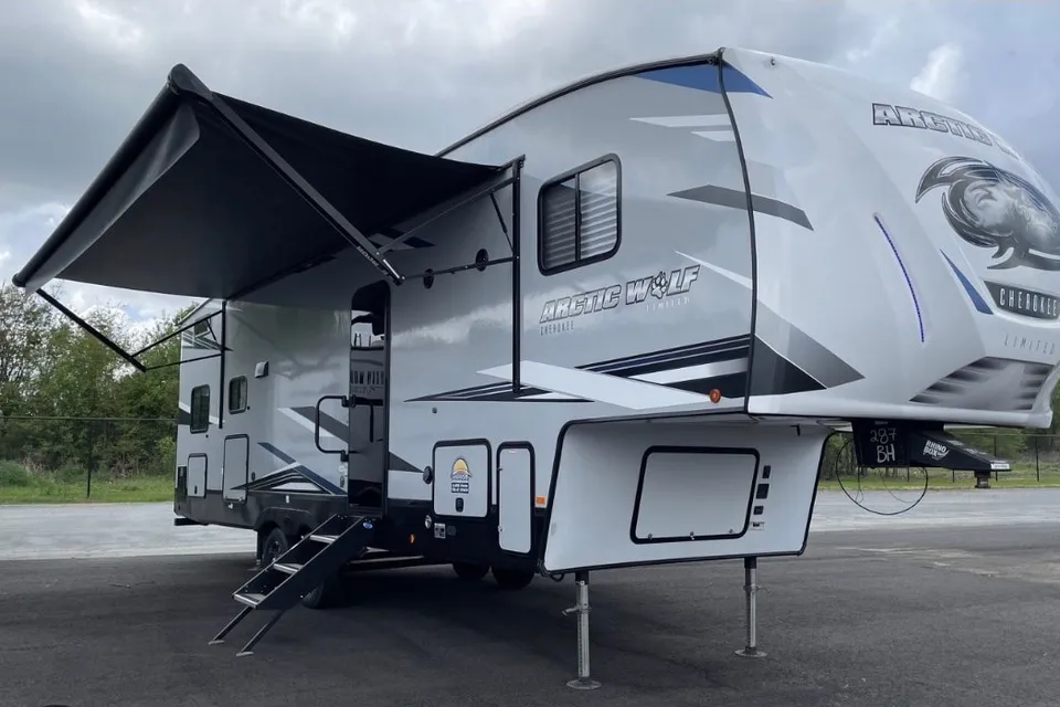GMs Arctic wolf Fifth Wheel