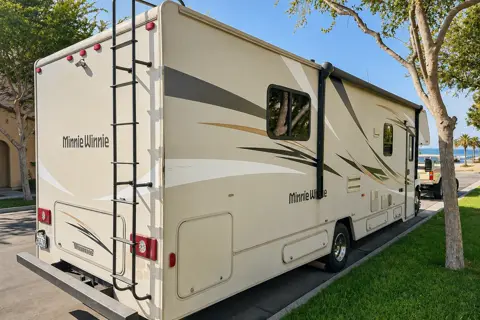 2016 Winniebago Minnie Winnie Class C with STANDARD DL