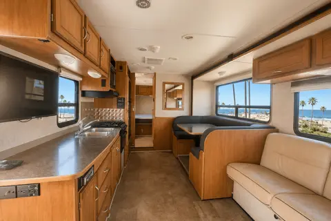 2016 Winniebago Minnie Winnie Class C with STANDARD DL