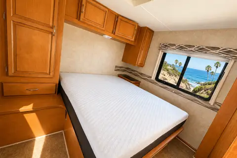 2016 Winniebago Minnie Winnie Class C with STANDARD DL