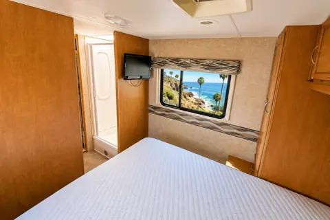 2016 Winniebago Minnie Winnie Class C with STANDARD DL
