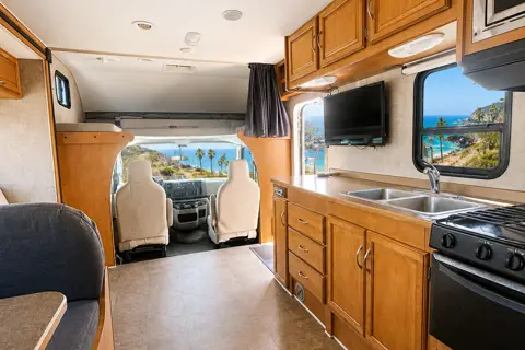 2016 Winniebago Minnie Winnie Class C with STANDARD DL
