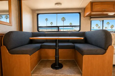 2016 Winniebago Minnie Winnie Class C with STANDARD DL