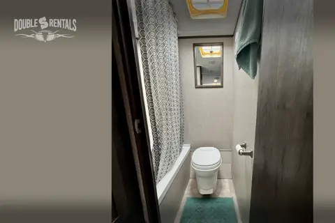 ECONOMY JAY FLIGHT with Queen Bed, Bunks, and Full Bath!