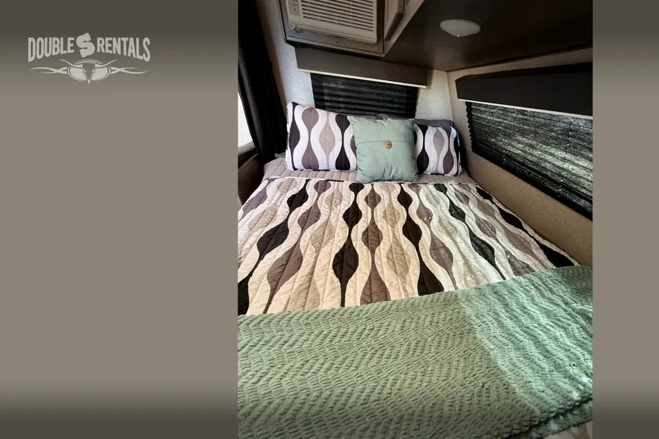 ECONOMY JAY FLIGHT with Queen Bed, Bunks, and Full Bath!