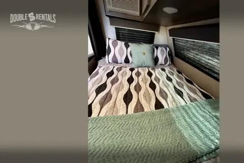 ECONOMY JAY FLIGHT with Queen Bed, Bunks, and Full Bath!