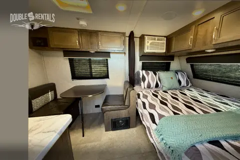 ECONOMY JAY FLIGHT with Queen Bed, Bunks, and Full Bath!