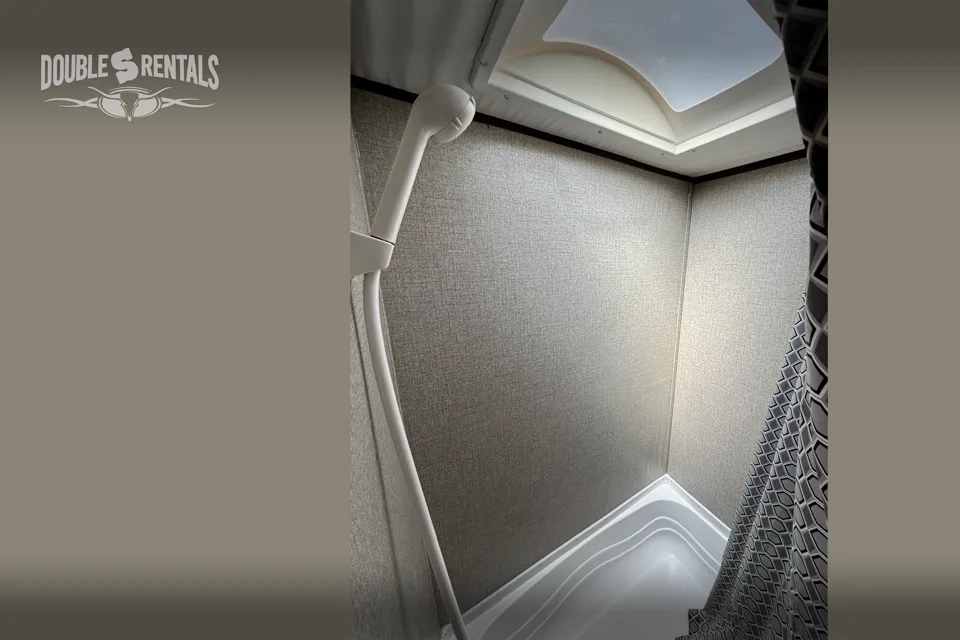 ECONOMY JAY FLIGHT with Queen Bed, Bunks, and Full Bath!