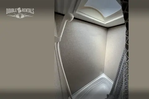 ECONOMY JAY FLIGHT with Queen Bed, Bunks, and Full Bath!