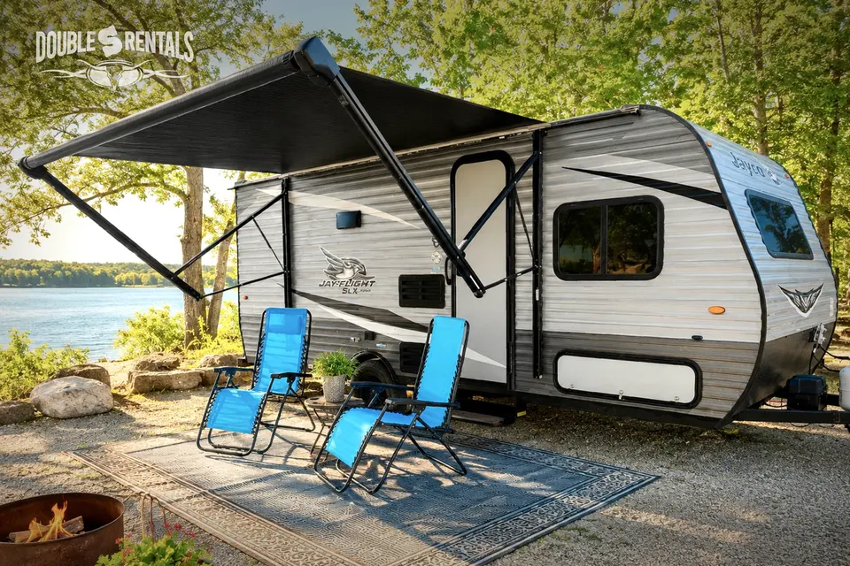ECONOMY JAY FLIGHT with Queen Bed, Bunks, and Full Bath!
