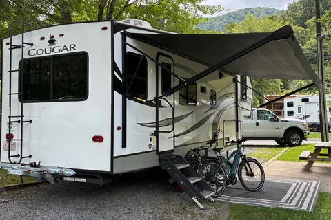 White Squirrel Keystone Cougar 24RDS Fifth Wheel