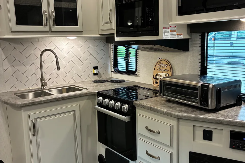 White Squirrel Keystone Cougar 24RDS Fifth Wheel
