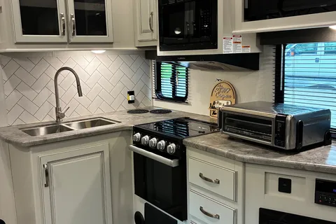 White Squirrel Keystone Cougar 24RDS Fifth Wheel