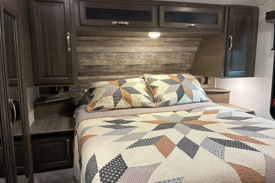 White Squirrel Keystone Cougar 24RDS Fifth Wheel