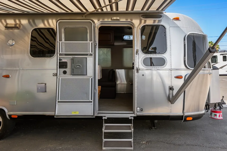 Airstream Classic 100 miles delivered free