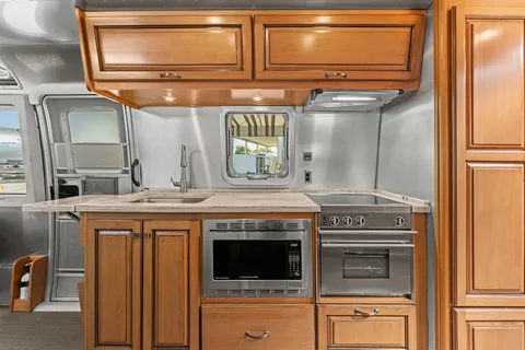 Airstream Classic 100 miles delivered free