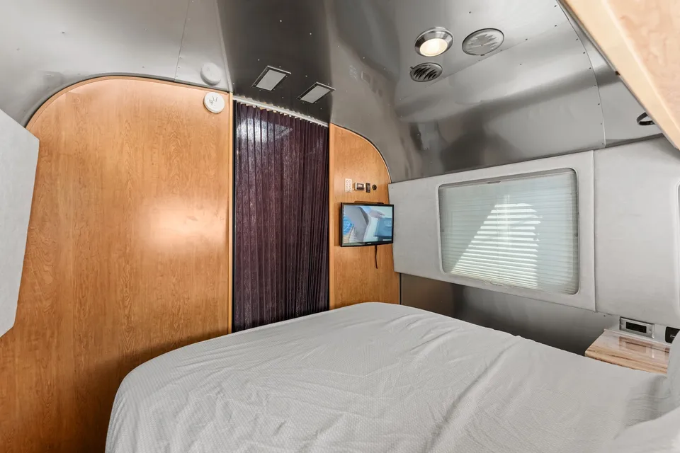 Airstream Classic 100 miles delivered free