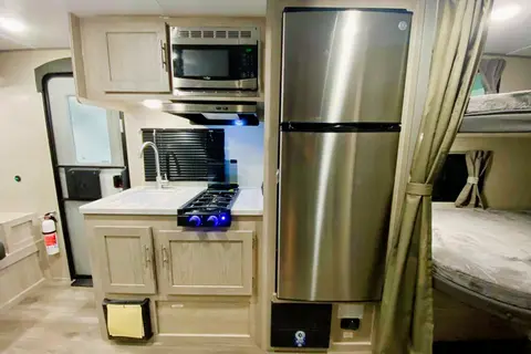 Sarah's Coachmen Catalina Summit Series 7 184BHS Travel Trailer