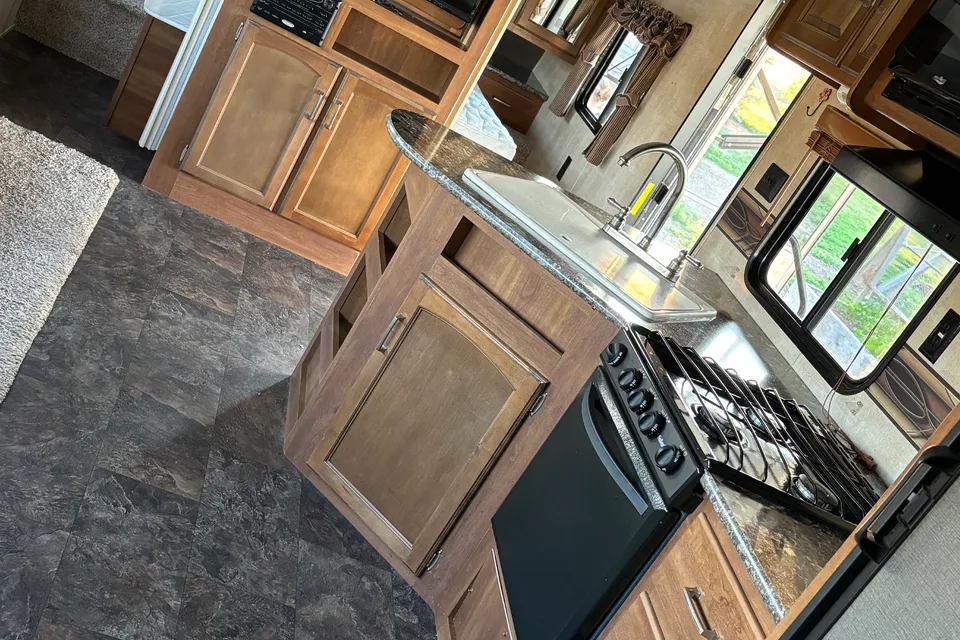 Pete’s Keystone 282BH Travel Trailer