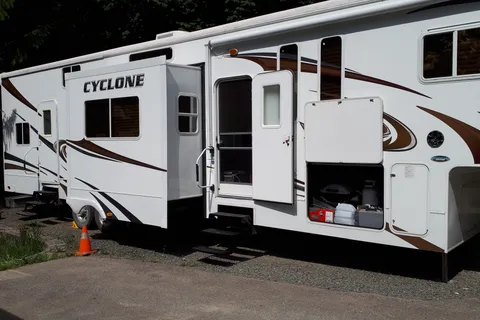 2 BEDROOMS/2 BATH/2 FRIDGES