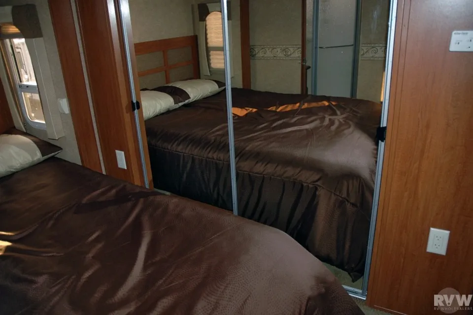 2 Bedrooms/2 Washrooms/Sleeps 9