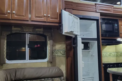 2 BEDROOMS/2 BATH/2 FRIDGES