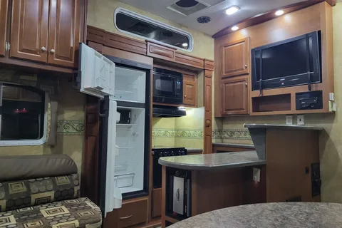 2 BEDROOMS/2 BATH/2 FRIDGES