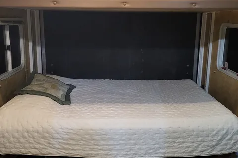2 BEDROOMS/2 BATH/2 FRIDGES