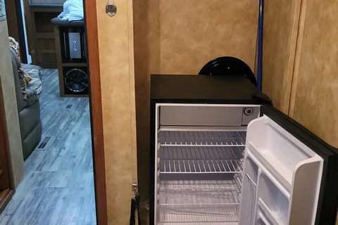 2 BEDROOMS/2 BATH/2 FRIDGES