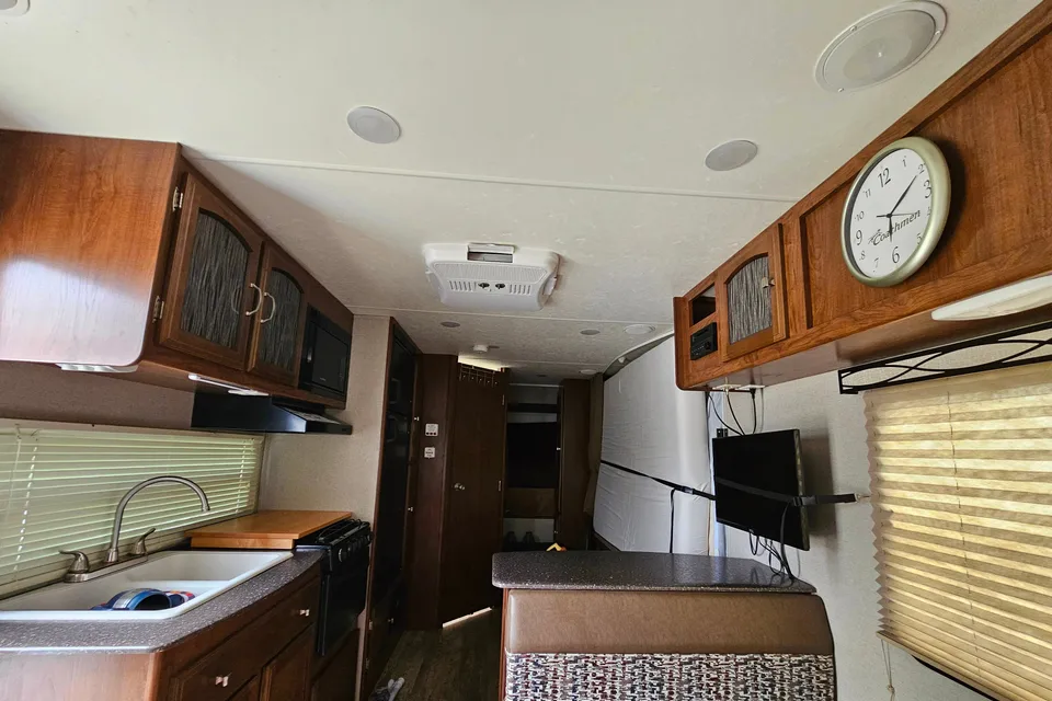 JR's Coachmen 21TQX Hybrid