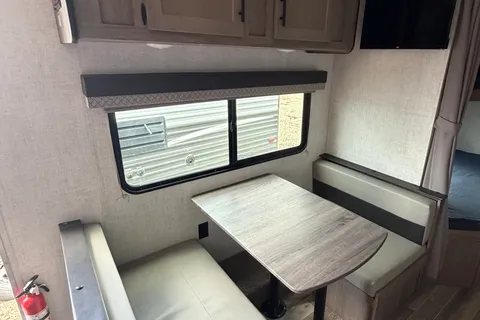 02 - 2023 - GULF STREAM - BUNKS - 3900lbs - SLEEPS 7