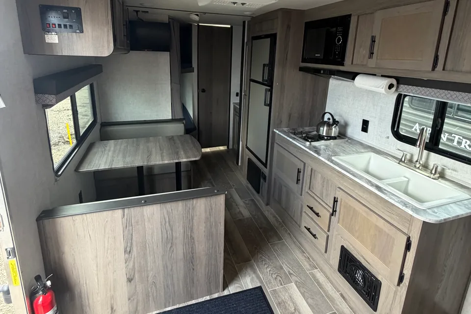 02 - 2023 - GULF STREAM - BUNKS - 3900lbs - SLEEPS 7