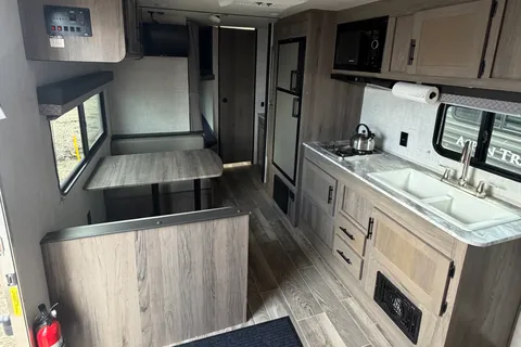 02 - 2023 - GULF STREAM - BUNKS - 3900lbs - SLEEPS 7