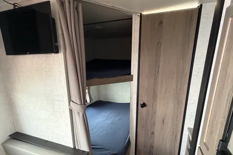 02 - 2023 - GULF STREAM - BUNKS - 3900lbs - SLEEPS 7