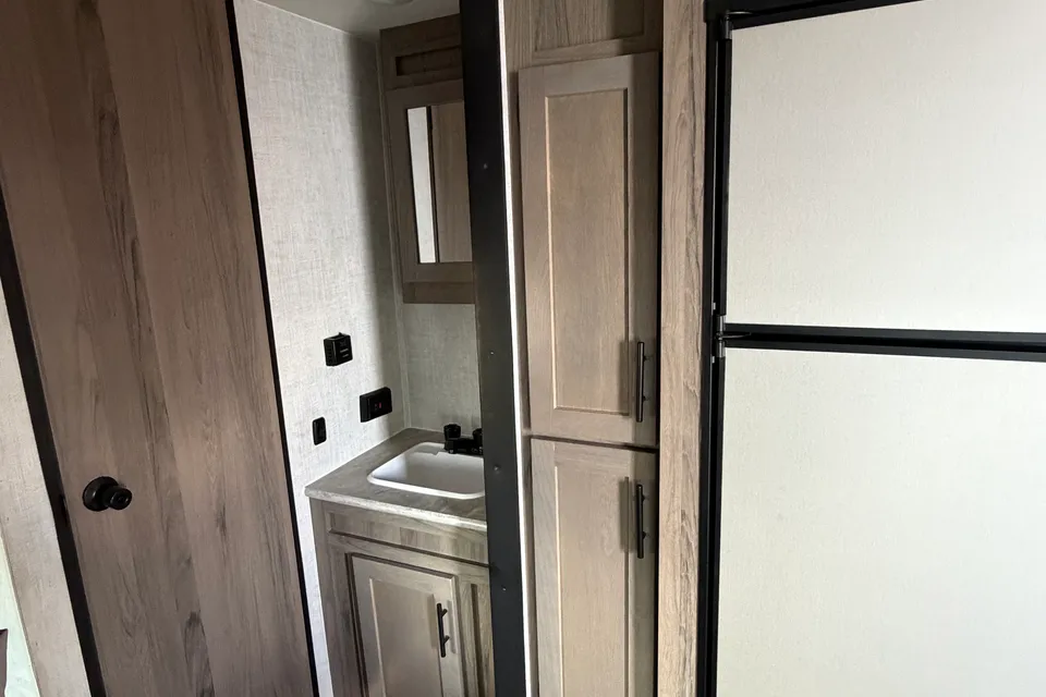 02 - 2023 - GULF STREAM - BUNKS - 3900lbs - SLEEPS 7