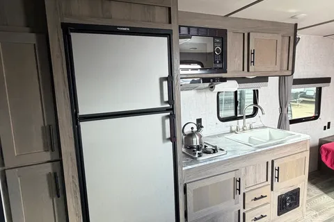 02 - 2023 - GULF STREAM - BUNKS - 3900lbs - SLEEPS 7