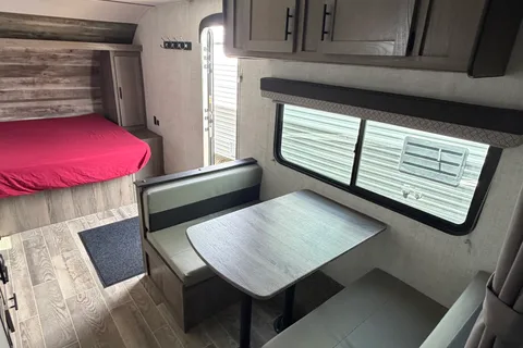 02 - 2023 - GULF STREAM - BUNKS - 3900lbs - SLEEPS 7