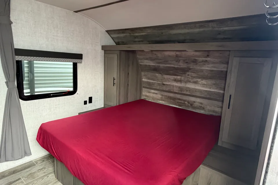 02 - 2023 - GULF STREAM - BUNKS - 3900lbs - SLEEPS 7