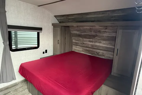 02 - 2023 - GULF STREAM - BUNKS - 3900lbs - SLEEPS 7