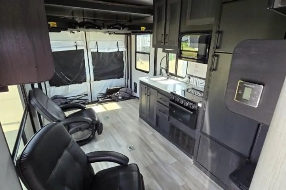 Austin's Cruiser RV Stryker2714 Toy Hauler