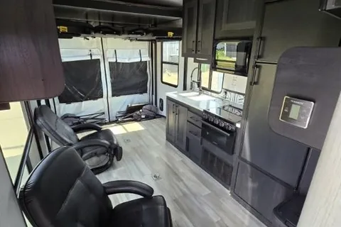 Austin's Cruiser RV Stryker2714 Toy Hauler