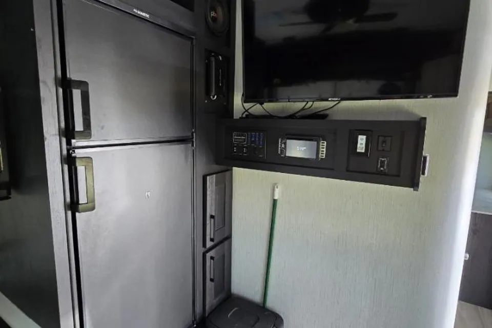 Austin's Cruiser RV Stryker2714 Toy Hauler