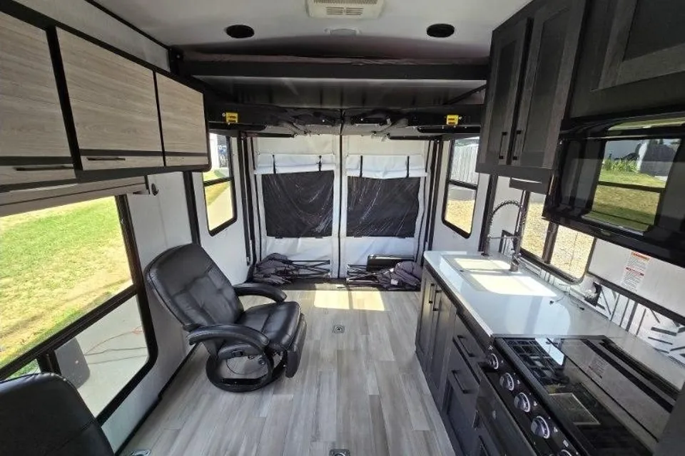 Austin's Cruiser RV Stryker2714 Toy Hauler
