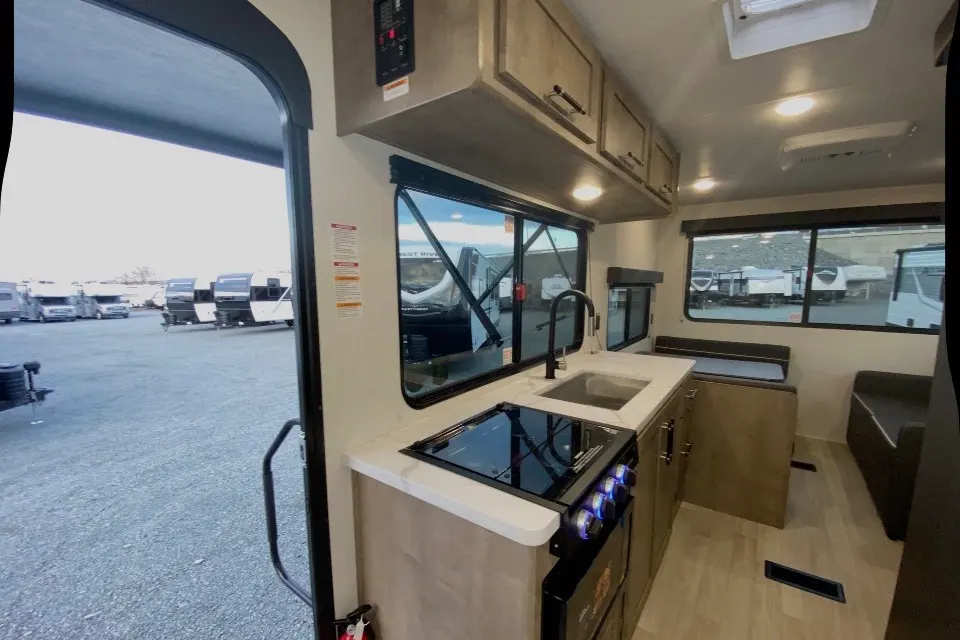 Keystone 200RLC Travel Trailer FULL HOOKUP ONLY
