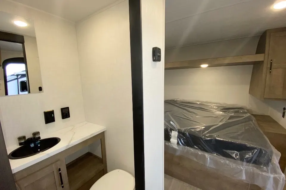 Keystone 200RLC Travel Trailer FULL HOOKUP ONLY
