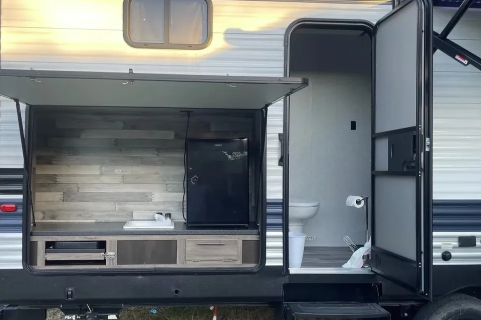 ποΈ CrossRoads Zinger ZR328SB β Your Spacious Home Away From Home!