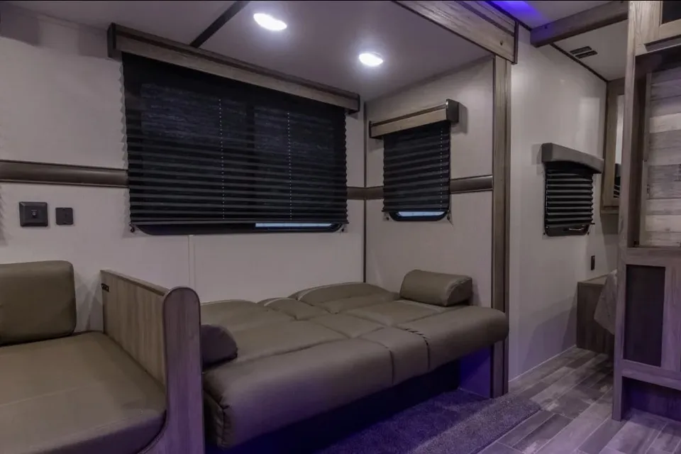 ποΈ CrossRoads Zinger ZR328SB β Your Spacious Home Away From Home!