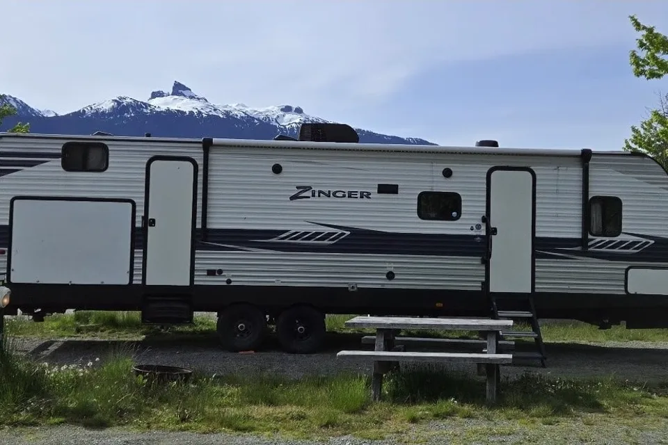 ποΈ CrossRoads Zinger ZR328SB β Your Spacious Home Away From Home!