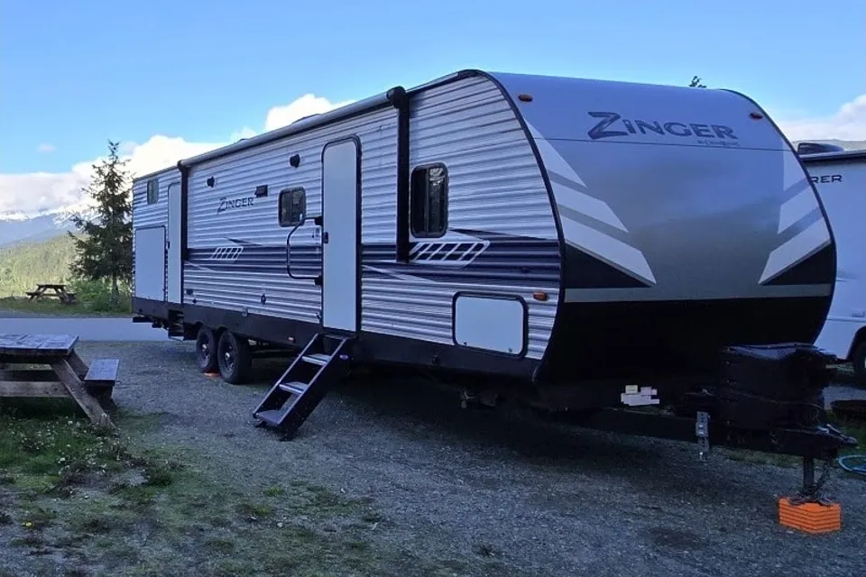 ποΈ CrossRoads Zinger ZR328SB β Your Spacious Home Away From Home!